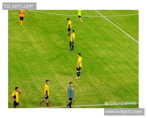 街头闪耀的足球明星与普通生活的完美交融 街头闪耀的足球明星与普通生活的完美交融