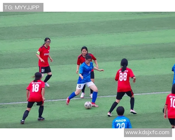 足球女星优雅姿势展现魅力与实力的完美结合图片欣赏 足球女星优雅姿势展现魅力与实力的完美结合图片欣赏