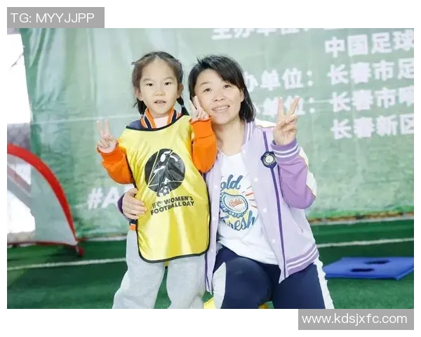 足球明星为女儿传授足球技巧的温馨瞬间与亲子互动故事