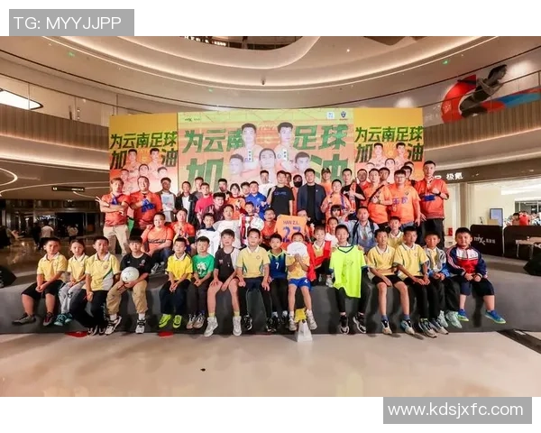 足球明星齐聚看球赛热情高涨共同见证精彩瞬间 足球明星齐聚看球赛热情高涨共同见证精彩瞬间