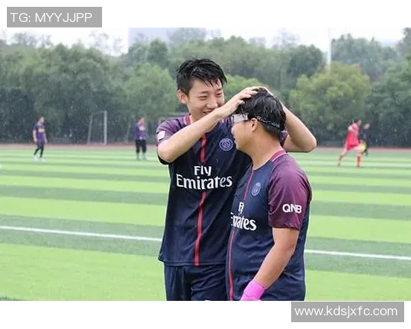 陈霆在足球界的地位与成就分析是否可以称其为足球明星 陈霆在足球界的地位与成就分析是否可以称其为足球明星